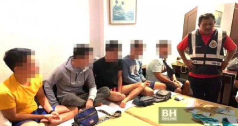 Para tersangka saat diamankan otoritas imigrasi Malaysia. (Shahnaz Fazlie/net/JPNN.com)